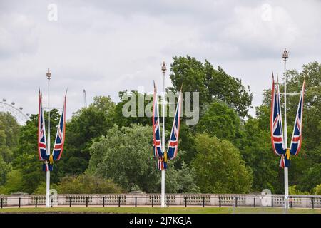 London, Großbritannien. 09.. Mai 2022. Vor dem Buckingham Palace sind die Flaggen der Union Jack zu sehen. Rund um den Buckingham Palace laufen die Vorbereitungen für das Platin-Jubiläum der Königin, das 70.. Jubiläum der Thronbesteigung der Königin. Am 2-5. Juni findet ein spezielles, erweitertes Platinum Jubilee Weekend statt. Kredit: SOPA Images Limited/Alamy Live Nachrichten Stockfoto