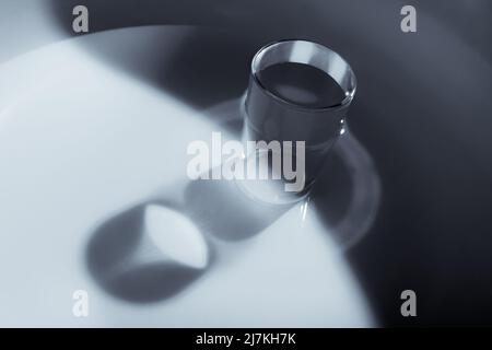Abstraktes Stillleben minimalistisches Bild eines Glases Wasser. Monochromes Bild eines Glases Wasser. Stockfoto