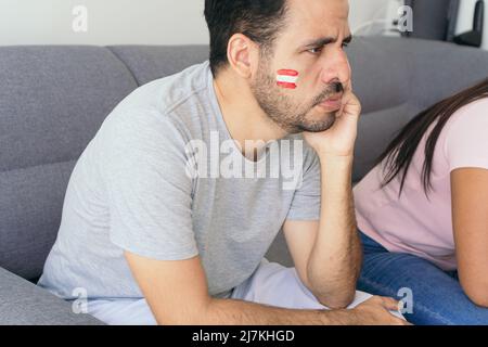Peru Fan beobachten ein Heimspiel . Freunde schauen sich die WM zu Hause auf ihrer Couch an Stockfoto