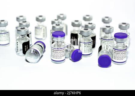 Kairo, Ägypten, November 10 2021: Pfizer-BioNTech COVID-19-Impfstoff zur intramuskulären Injektion, Comirnaty BNT162b2-Coronavirus-Impfung hergestellt Stockfoto