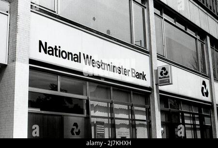 Eine Zweigstelle der National Westminster Bank an der Euston Road in London, England, am 5. August 1989. Die Bank wurde 1968 durch den Zusammenschluss der Westminster Bank und der National Provincial Bank gegründet. Stockfoto