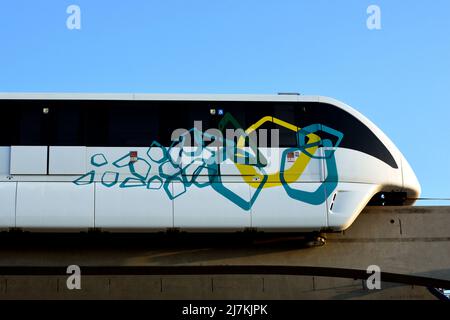 Kairo, Ägypten, November 5 2021: Installation des ersten Monorail-Zuges auf seiner Strecke in Ägypten, einer zweigleisigen Monorail, die über die Schnellbahn railwa gehoben wird Stockfoto