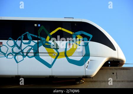 Kairo, Ägypten, November 5 2021: Installation des ersten Monorail-Zuges auf seiner Strecke in Ägypten, einer zweigleisigen Monorail, die über die Schnellbahn railwa gehoben wird Stockfoto