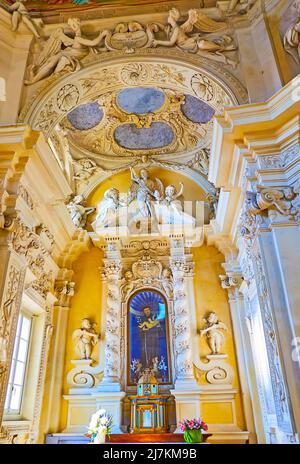 MORCOTE, SCHWEIZ - 25. MÄRZ 2022: Der Gebetsraum des Oratoriums des hl. Antonius von Padua mit der Statue des hl. Antonius auf dem Altar, am 25. März in Morcote Stockfoto