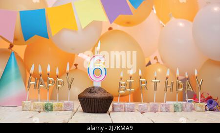 Kreative Geburtstagsgrüße mit Nummer oder Zahl, Feiertagshintergrund mit Luftballons, Dekorationen für den Urlaub, Kopierraum. Stockfoto