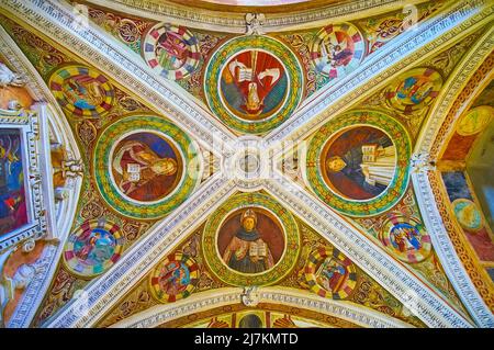 MORCOTE, SCHWEIZ - 25. MÄRZ 2022: Das farbenfrohe, mit Fresken bemalte Gewölbe der Kirche Santa Maria del Sasso, am 25. März in Morcote, Schweiz Stockfoto