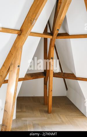 Hoher Winkel von Tasse heißen Getränk und kleines Herz Form Schachtel mit Süßigkeiten in der Zusammensetzung mit Bouquet von aromatischen Rote Rosen auf weißem Bett Stockfoto