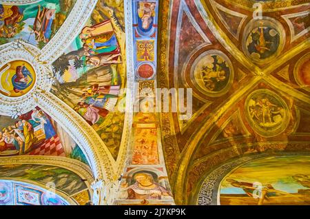 MORCOTE, SCHWEIZ - 25. MÄRZ 2022: Das Gewölbe der Santissimo Sacramento Kapelle der Santa Maria del Sasso Kirche mit bunten Fresken und Zierleisten, Stockfoto