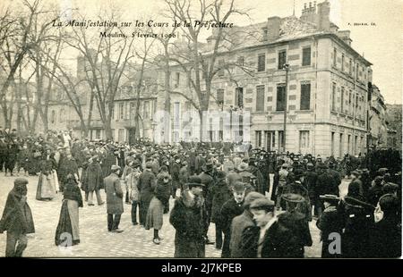 Moulins, Demonstration auf dem Cours de la Préfecture am 5. Februar 1906 im Rahmen des Gesetzes über die Trennung von Kirche und Staat. Abteilung: 03 - Allier Region: Auvergne-Rhône-Alpes (ehemals Auvergne) Vintage Postkarte Stockfoto