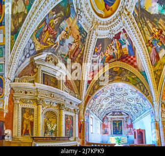 MORCOTE, SCHWEIZ - 25. MÄRZ 2022: Panorama-Innenraum der Kapelle Santissimo Sacramento mit Skulpturen, Fresken und Zierleisten, Santa Maria del Sass Stockfoto