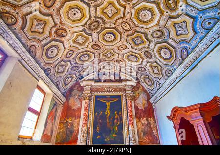 MORCOTE, SCHWEIZ - 25. MÄRZ 2022: Der Altar mit Gemälde und Gewölbe mit Stuck in der Santissimo Sacramento Kapelle, Santa Maria del Sasso Kirche, Stockfoto