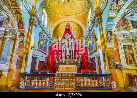 MORCOTE, SCHWEIZ - 25. MÄRZ 2022: Der geschnitzte Steinaltar der Kirche Santa Maria del Sasso, am 25. März in Morcote, Schweiz Stockfoto