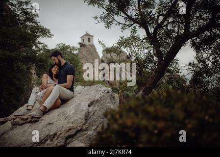 Weibliche Führung gehorsam Falabella Pferd entlang sandigen Arena auf Ranch in Land an sonnigen Tag Stockfoto