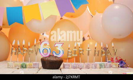 Alles gute zum Geburtstag eines Kindes aus goldenen Buchstaben brennender Kerzen auf dem Hintergrund meiner Ballons. Wunderschöne Geburtstagskarte Stockfoto