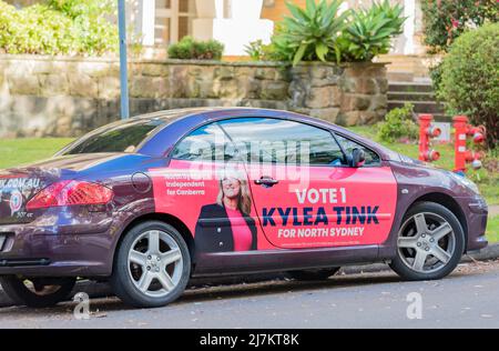 Chatswood, Sydney, Australien 10.. Mai 2022: Ein Auto, das mit einem großen Plakat bedeckt ist, das die Wähler aufzeigt, 1 für die unabhängige Bundeskandidatin Kylea Tink zu stimmen Stockfoto