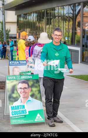 Chatswood, Sydney, Australien 10.. Mai 2022: Kandidat der Grünen für das Repräsentantenhaus im Sitz von Bradfield bei den Bundestagswahlen vom 2022. Mai verteilt Martin Cousins Flugblätter für sich und den NSW-Senatskandidaten der Grünen, David Shoebridge Stockfoto