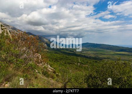 Berge und Tal in der Region Konavle in der Nähe von Dubrovnik und Cavtat. Stockfoto