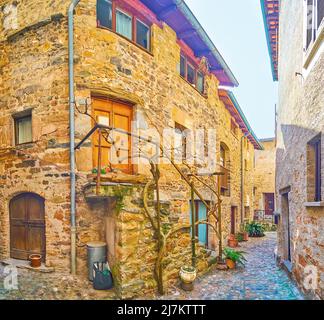 Erkunden Sie das Labyrinth mittelalterlicher Straßen mit alten Steinhäusern im hügeligen Dorf Morcote in der Schweiz Stockfoto