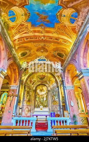 MORCOTE, SCHWEIZ - 25. MÄRZ 2022: Die mit Fresken verzierte Innenansicht der historischen San Rocco Kirche, am 25. März in Morcote Stockfoto