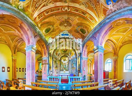 MORCOTE, SCHWEIZ - 25. MÄRZ 2022: Panorama des Gebetssaals der Kirche San Rocco, geschmückt mit Fresken und Stuckverzierungen, am 25. März in Morcote Stockfoto