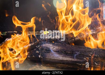 Helles Feuer im Kamin Nahaufnahme rot-gelben Feuer Hintergrund Stockfoto