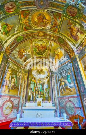 MORCOTE, SCHWEIZ - 25. MÄRZ 2022: Die Nahaufnahme des mit Fresken verzierten Altars der mittelalterlichen Kirche San Rocco, am 25. März in Morcote Stockfoto