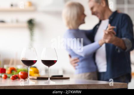 Zwei Gläser Rotwein auf dem Küchentisch Stockfoto