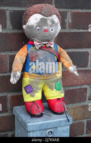 Verschlungen verlorenes Kinderspielzeug, bedeckt mit Schlamm, aber mit einem Smiley-Gesicht, das auf der Straßenseite gefunden wurde, Norwich, Norfolk, England, Großbritannien Stockfoto