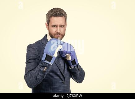 Regisseur trägt Boxhandschuhe. In defensiver Position stehen. Kampf gegen defensive Maßnahmen Stockfoto