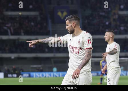 Theo Hernandez vom AC Milan zeigt am 08. Mai 2022 im Marcantonio Bentegodi Stadion in Verona, Italien, während des Spiels Hellas Verona FC gegen AC Milan, 36Â Serie A Tim 2021-22. Stockfoto