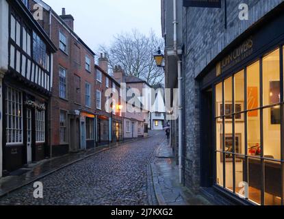 Elm Hill at Dusk mit beleuchteten Geschäften und Laternen, Norwich, Norfolk, England, Großbritannien Stockfoto