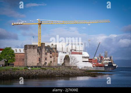 Ferguson Marine Werft in Port Glasgow, Inverclyde. Während der Bau von zwei Fähren im Auftrag von CalMac, Schottlands öffentlichem Fährunternehmen, wurde Ferguson Marine Engineering Ltd in die Verwaltung genommen, da die Kosten ansprangen und sich der Bau verzögerte. Die schottische Regierung verstaatlichte die Werft im Dezember 2019 in Ferguson Marine (Port Glasgow) Holdings, um Arbeitsplätze und den Vertrag zu retten. Bilddatum: Dienstag, 10. Mai 2022. Stockfoto