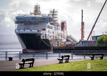 Die unvollendete Glen Sannox Caledonian MacBrayne Fähre in der Ferguson Marine Werft in Port Glasgow, Inverclyde. Während der Bau von zwei Fähren im Auftrag von CalMac, Schottlands öffentlichem Fährunternehmen, wurde Ferguson Marine Engineering Ltd in die Verwaltung genommen, da die Kosten ansprangen und sich der Bau verzögerte. Die schottische Regierung verstaatlichte die Werft im Dezember 2019 in Ferguson Marine (Port Glasgow) Holdings, um Arbeitsplätze und den Vertrag zu retten. Bilddatum: Dienstag, 10. Mai 2022. Stockfoto