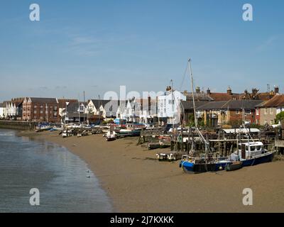 Die Waterfront bei Wivenhoe am Fluss Colne, mit ihren alten Gebäuden mit festgetäuten Booten, Wivenhoe, Essex, England, Großbritannien Stockfoto