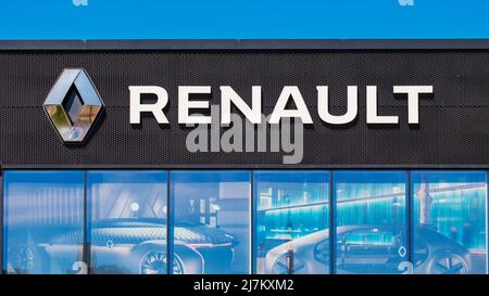 Minsk, Weißrussland - 10. Mai 2022: Renault. Ein Schild mit dem Renault-Logo auf dem Händlergebäude. Stockfoto