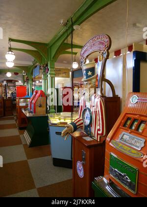 Vintage on the Pier, alte Penny-Unterhaltungsmaschinen, Great Yarmouth, Norfolk, England, Großbritannien, Stockfoto