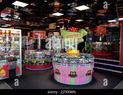 Der Eingang zu einem bunten Spielautomat am Meer Unterhaltung Emporium, Great Yarmouth, Norfolk, England, Großbritannien, Stockfoto