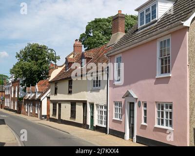 Mischung aus attraktiven Wohnimmobilien und Architekturstilen in der Marktstadt Beccles, Suffolk, England, Großbritannien, Stockfoto