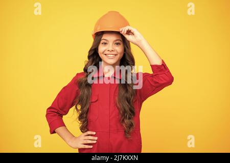 Machen Reparaturen. Teen Mädchen in Hut. Kind tragen Helm für den Bau. Schutz und Sicherheit. Stockfoto