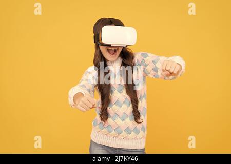 Happy teen Mädchen tragen drahtlose VR-Brille. Mit VR-Headset. Kind spielen Videospiel. Digitale Zukunft Stockfoto