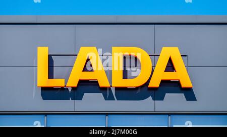 Minsk, Weißrussland - 10. Mai 2022: LADA. Ein Schild mit dem LADA-Logo auf dem Händlergebäude. Stockfoto