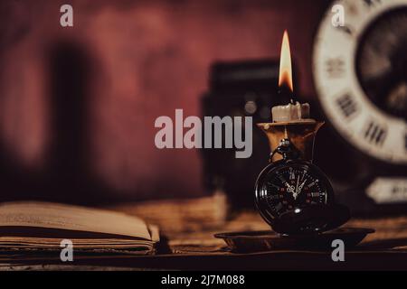 Vintage-Tapete mit Kopierbereich. Antiker Schreibtisch mit Tintenfass und Stift, der ein Buch auf einer Blaupause schreibt. Stockfoto