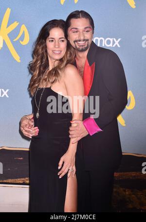 LOS ANGELES, CA - MAI 09: (L-R) Ana Ortiz und Mark Indelicato besuchen die Premiere von HBO Max's 'Hacks' in Los Angeles in der Saison 2 im DGA Theatre Complex auf Stockfoto