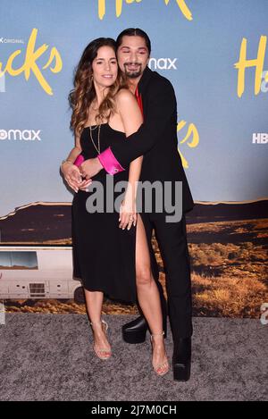 LOS ANGELES, CA - MAI 09: (L-R) Ana Ortiz und Mark Indelicato besuchen die Premiere von HBO Max's 'Hacks' in Los Angeles in der Saison 2 im DGA Theatre Complex auf Stockfoto