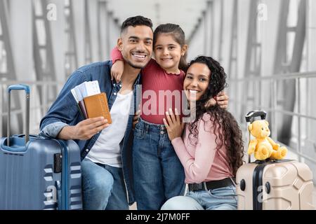 Bereit Für Den Urlaub. Porträt Einer Arabischen Dreier-Familie, Die Am Flughafen Posiert Stockfoto