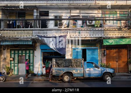 Alte Häuser in der Tanao Road, Phra Nakhon, in der Altstadt von Bangkok, Thailand Stockfoto