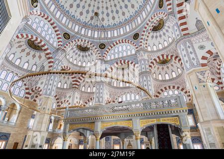 Sabancı Merkez Camii (Englisch: Sabancı Central Mosque) Interieur und Architektur in Adana, Türkei. Die Moschee ist die zweitgrößte Moschee in der Türkei Stockfoto