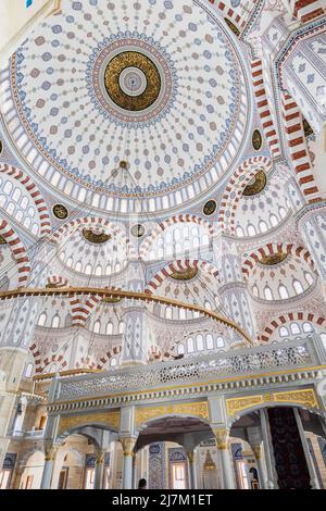 Sabancı Merkez Camii (Englisch: Sabancı Central Mosque) Interieur und Architektur in Adana, Türkei. Die Moschee ist die zweitgrößte Moschee in der Türkei Stockfoto