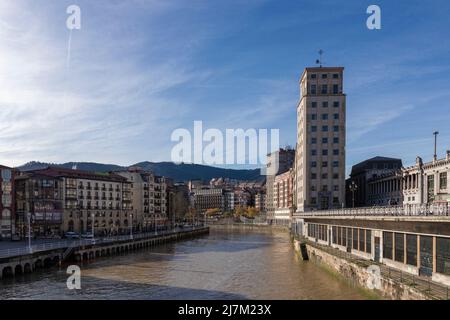 Apartmentgebäude in der Stadt bilbao am Fluss Stockfoto