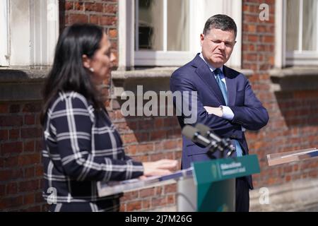 Die Ministerin für Kunst, Catherine Martin, und der Finanzminister Paschal Donohoe und der Minister für öffentliche Ausgaben, Michael McGrath, sprachen vor den Medien vor Dublin Castle, nachdem die irische Regierung angekündigt hatte, den niedrigeren Mehrwertsteuersatz für den Gastgewerbe zu verlängern. Bilddatum: Dienstag, 10. Mai 2022. Stockfoto